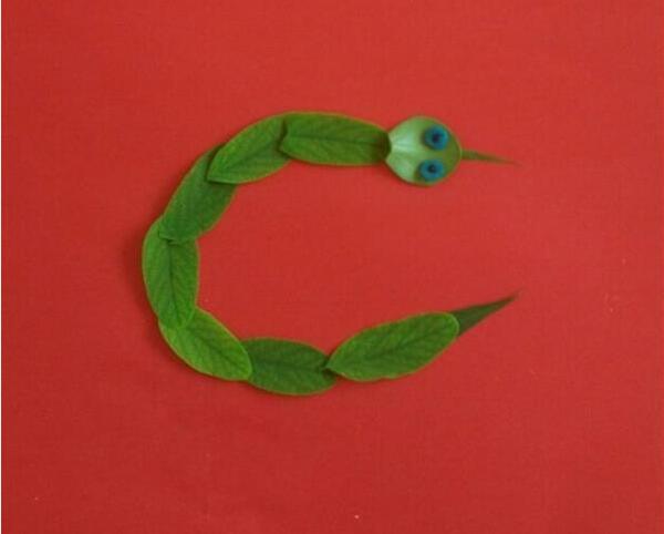 幼儿园树叶粘贴画图片，儿童创意DIY小蛇拼贴画教程