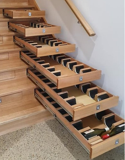 楼梯改造成可存放156瓶红酒