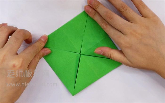 如何用折纸图片折叠上衣？