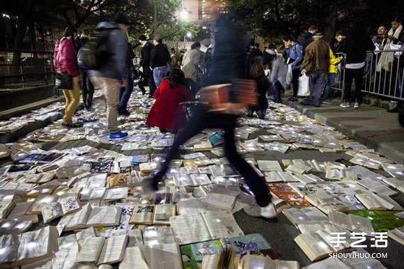 白昼之夜：一万本书流落多伦多街头的艺术活动