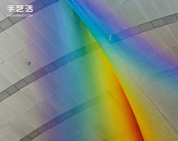 模拟飞机的缤纷彩虹 机场大型丝线编织艺术