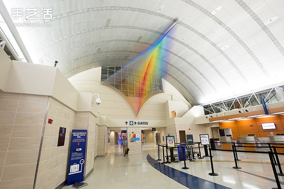 模拟飞机的缤纷彩虹 机场大型丝线编织艺术