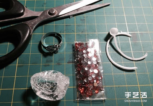 利用干掉的胶水手工制作水晶戒指