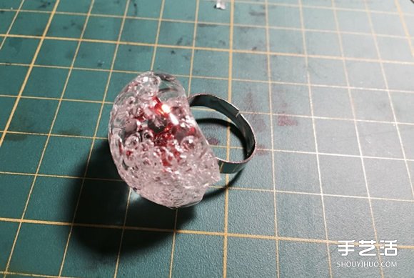 利用干掉的胶水手工制作水晶戒指