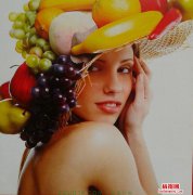 黑板报插图： 美女与水果