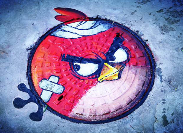 创意井盖涂鸦作品，愤怒的小鸟