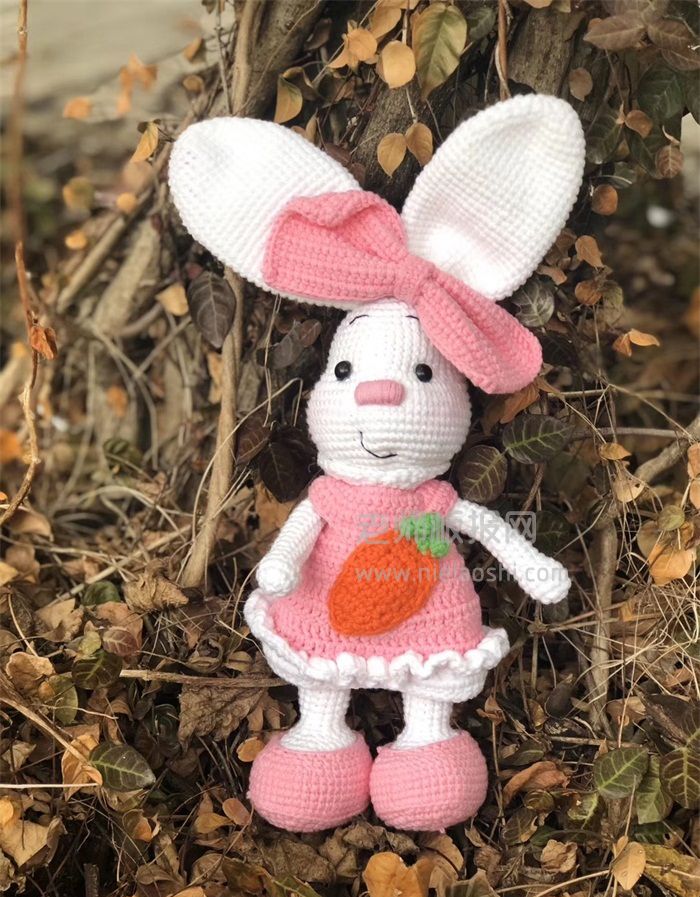 手工编织毛线玩偶，粉色兔子