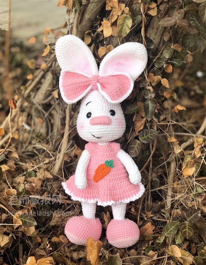 手工编织的羊毛娃娃 粉红色的兔子
