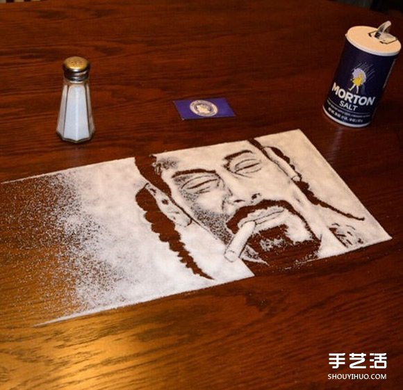 艺术家用盐创作逼真肖像画 盐不只能拿来炒菜